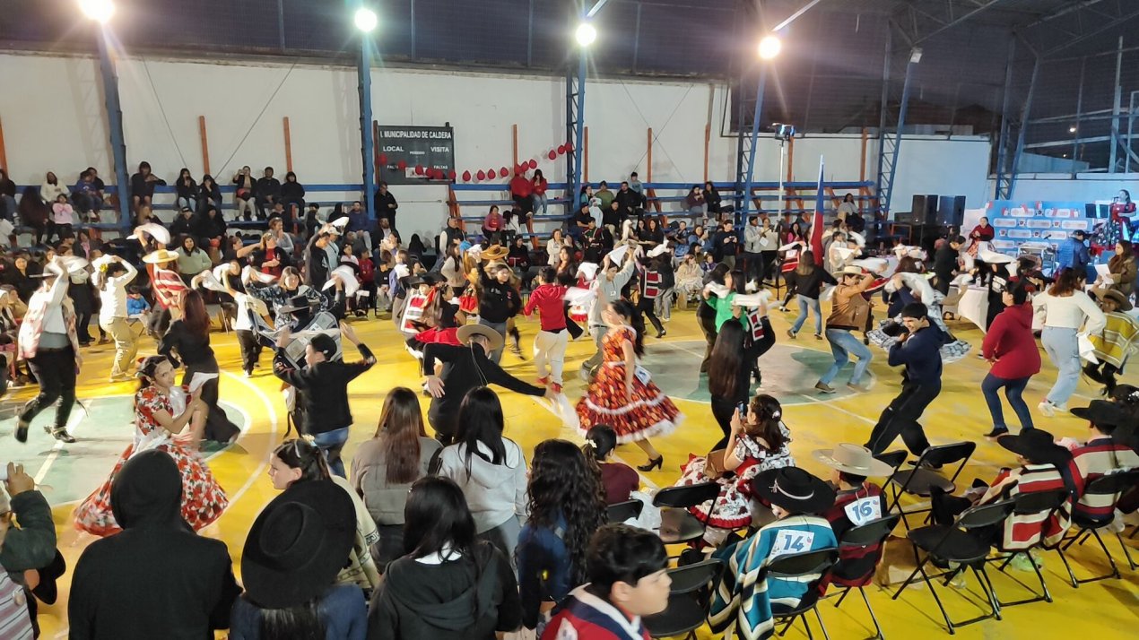 /caldera-celebra-a-sus-nuevos-campeones-comunales-de-cueca-escolar