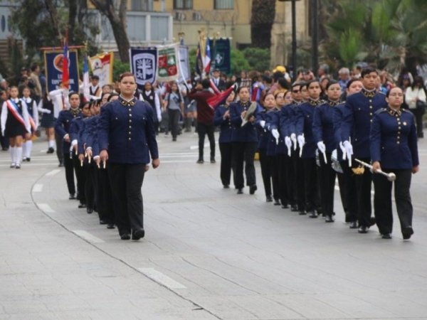 Perfecto desfile en honor a las “Glorias Navales” en Antofagasta
