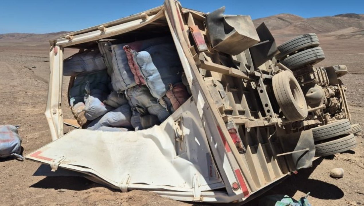 /local/volcamiento-en-la-ruta-b-710-deja-al-descubierto-mas-de-4-toneladas-de