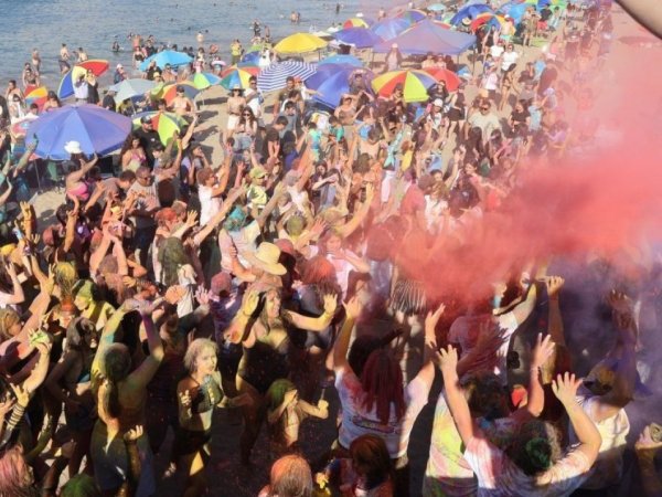 Taltal: Caleta Cifuncho celebró el verano con masiva Fiesta de Colores frente al mar