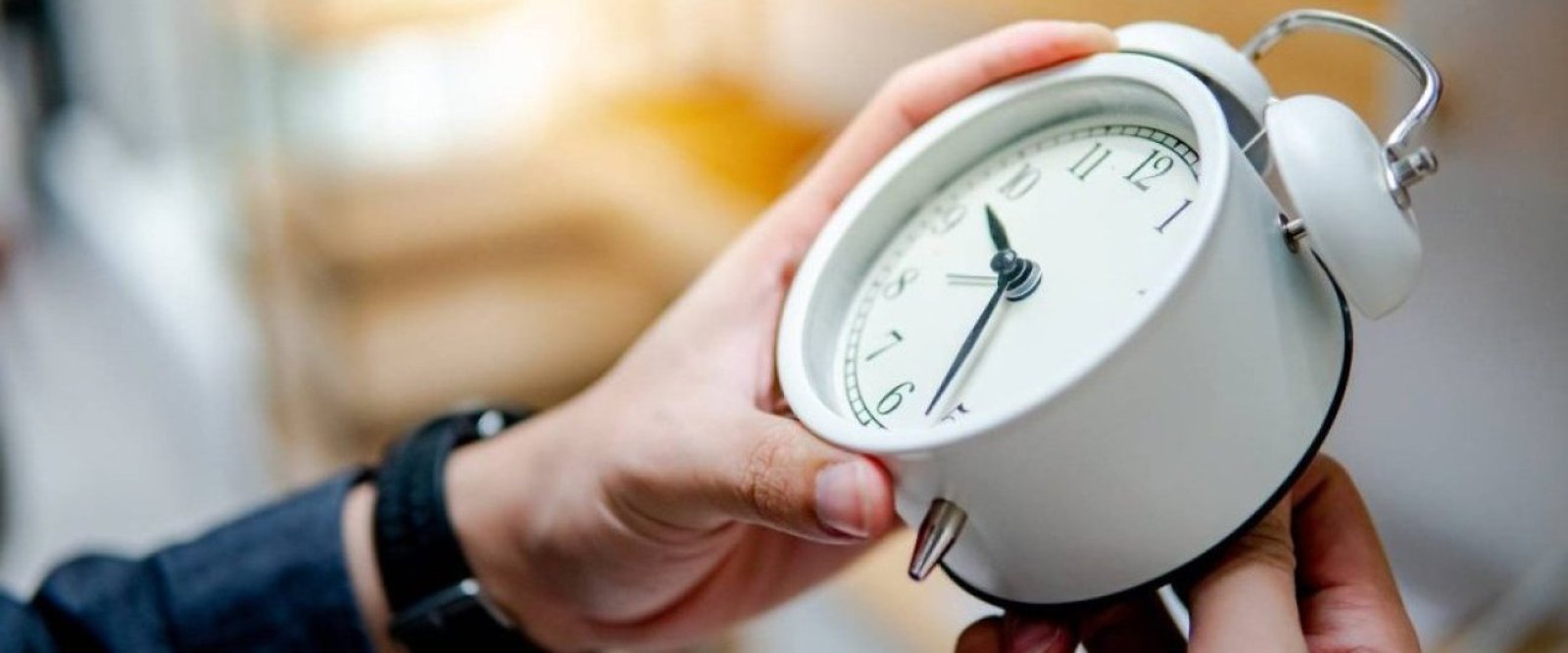 Relojes se atrasarán una hora: Chile inicia horario de invierno 2026 el 4 de abril