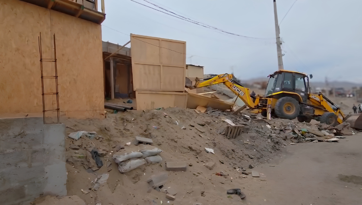 /local/video-desalojan-y-demuelen-viviendas-construidas-ilegalmente-en