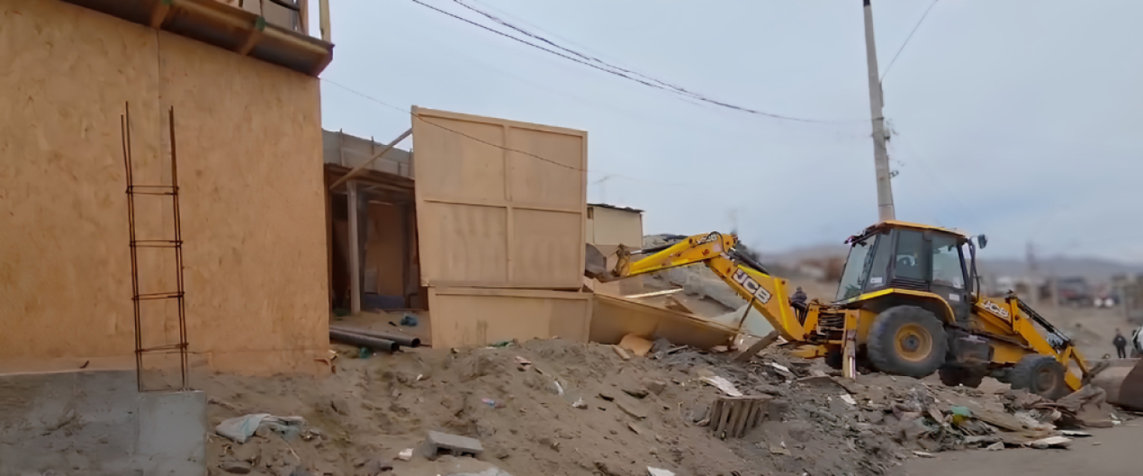 VIDEO / Desalojan y demuelen viviendas construidas ilegalmente en macrocampamento Los Arenales de Antofagasta