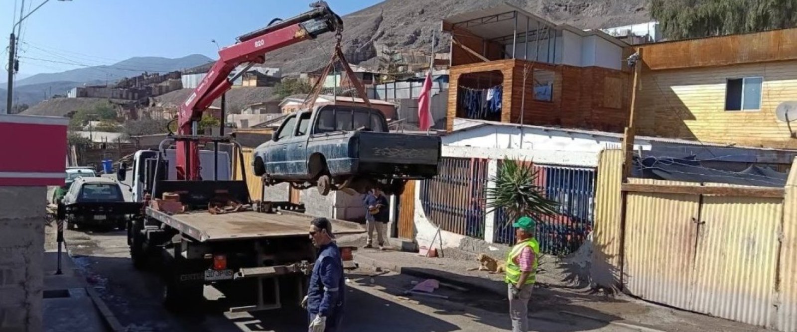 Retiran vehículos abandonados para recuperar espacios públicos en Taltal