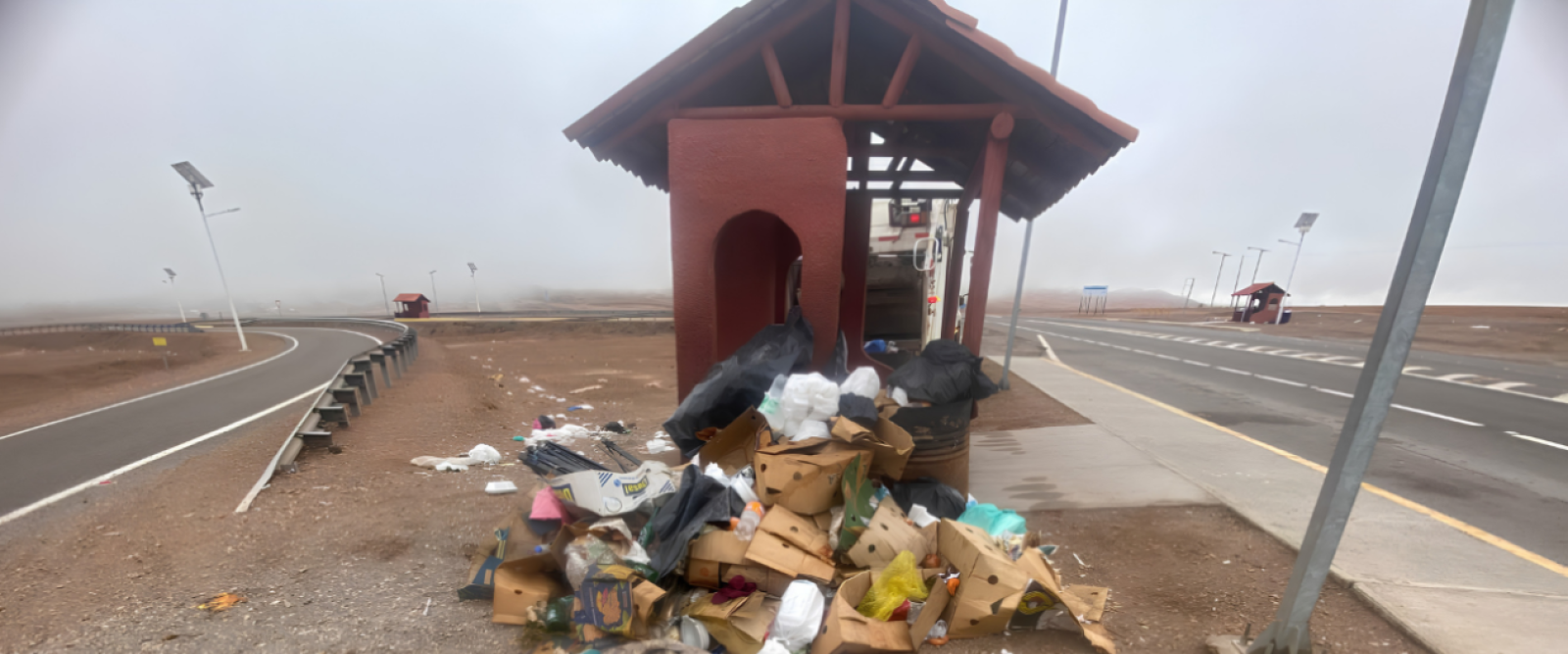 Municipio de Taltal limpia paraderos de Ruta 5 por acumulación de basura: Mantención corresponde al MOP