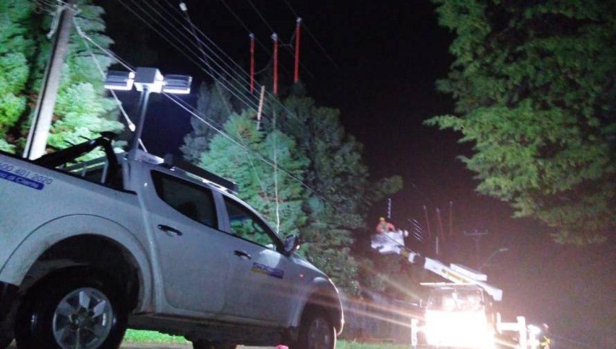 /mas-de-10-mil-clientes-sin-electricidad-en-la-region-de-los-lagos-por