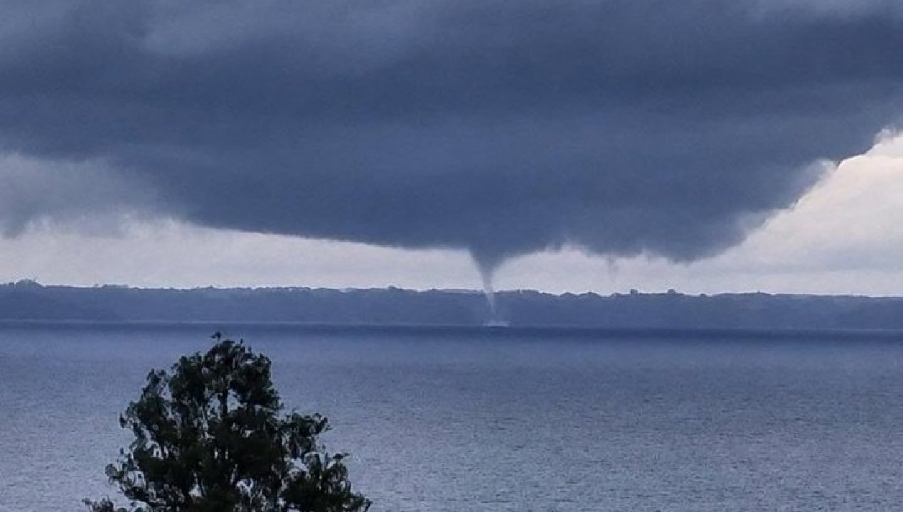 /aparente-tromba-marina-lago-llanquihue-ensenada-puerto-varas