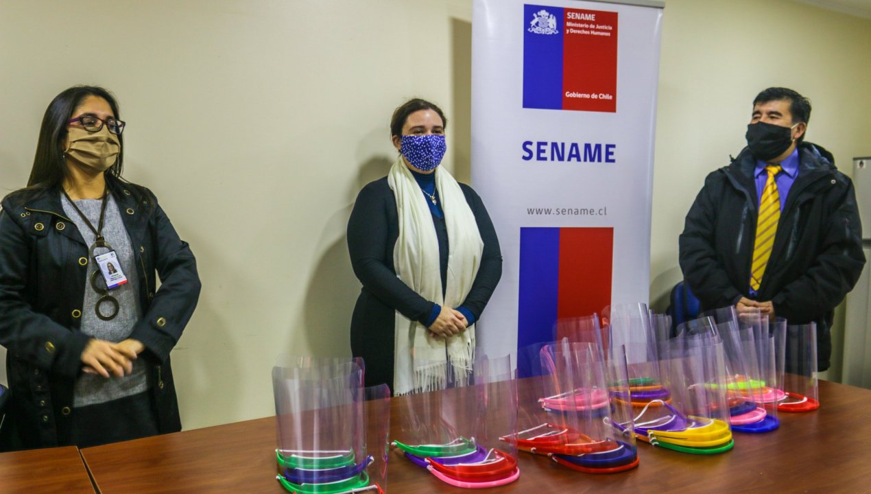 /jovenes-de-la-red-sename-en-los-rios-entregaron-protectores-faciales-3d-a-cesfam-de-paillaco