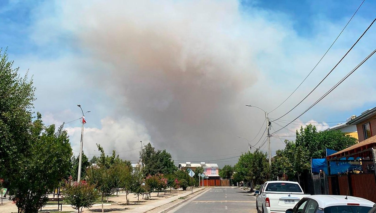 /decretan-alerta-roja-por-incendio-forestal-en-sector-la-candelaria-fuego-avanza-a-sectores-poblados