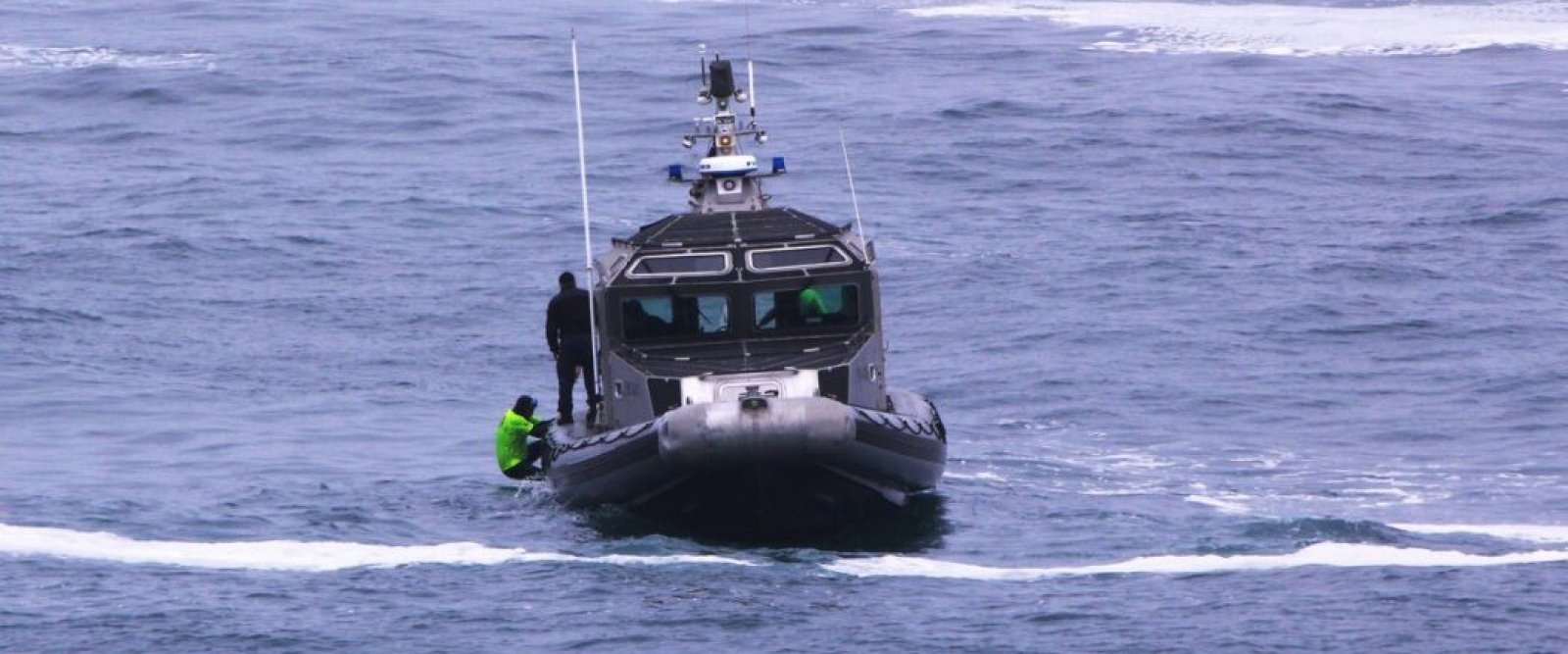 Armada busca a tripulante que cayó al mar en Puerto Montt