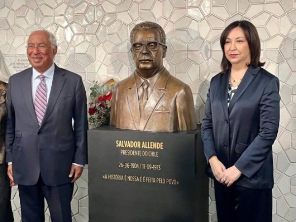 Portugal homenajea a Salvador Allende con instalación de escultura en Metro de Lisboa
