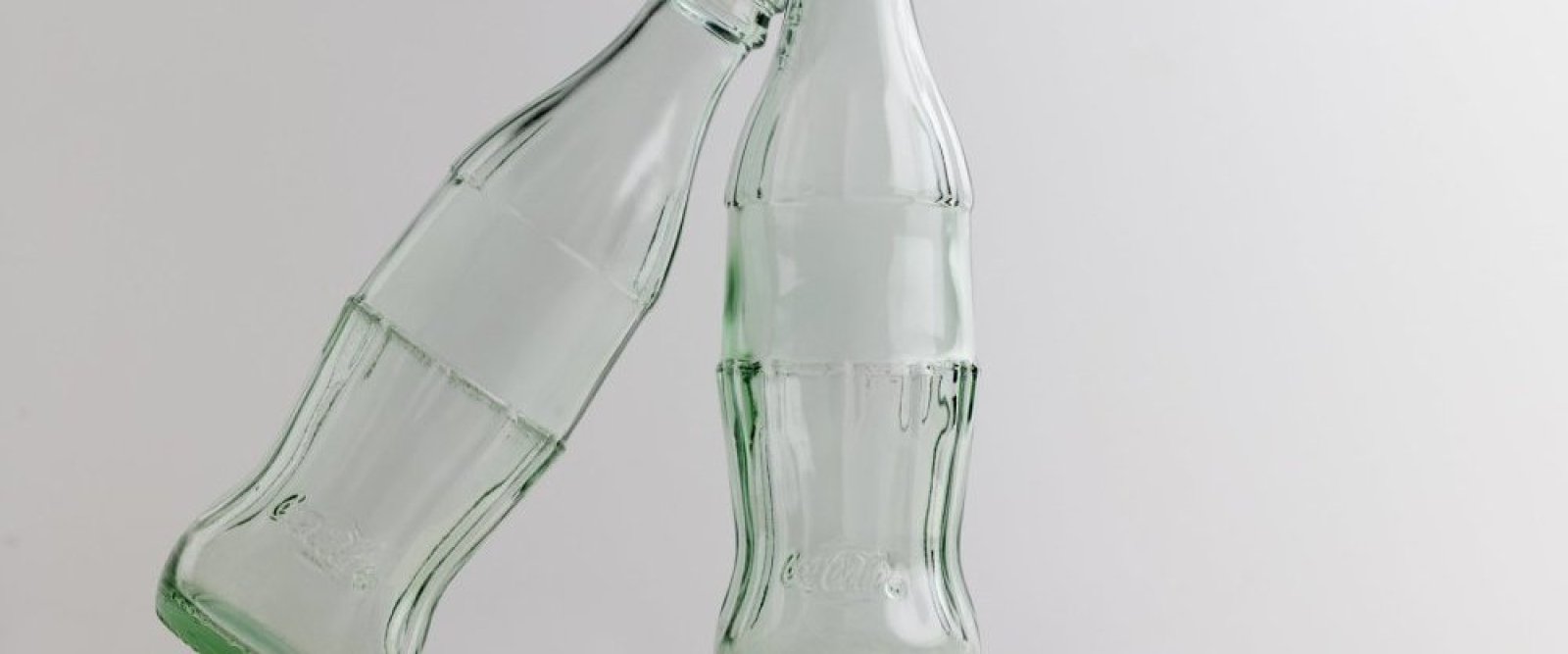 Estudio revela que botellas de vidrio concentran más microplásticos que las de plástico o metal