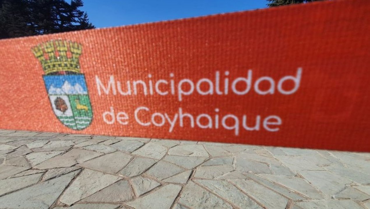 /regionales/region-de-aysen/doble-pago-y-contratos-sin-licitacion-complican-a-alcalde-de-coyhaique