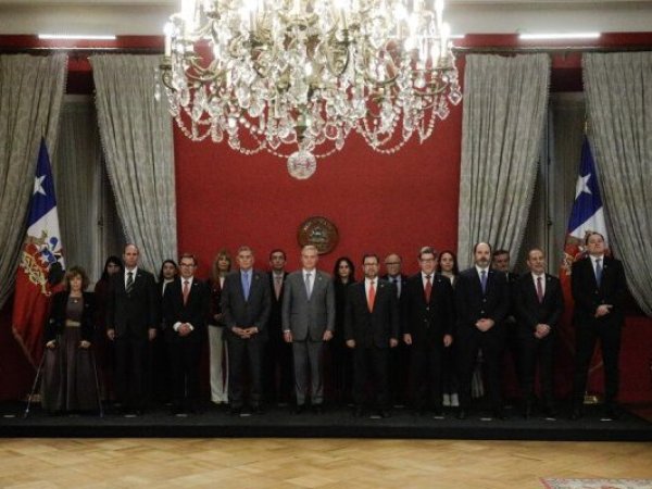 Encuesta Panel Ciudadano: 63% de los chilenos respalda reducir el número de ministerios a 20 o menos.