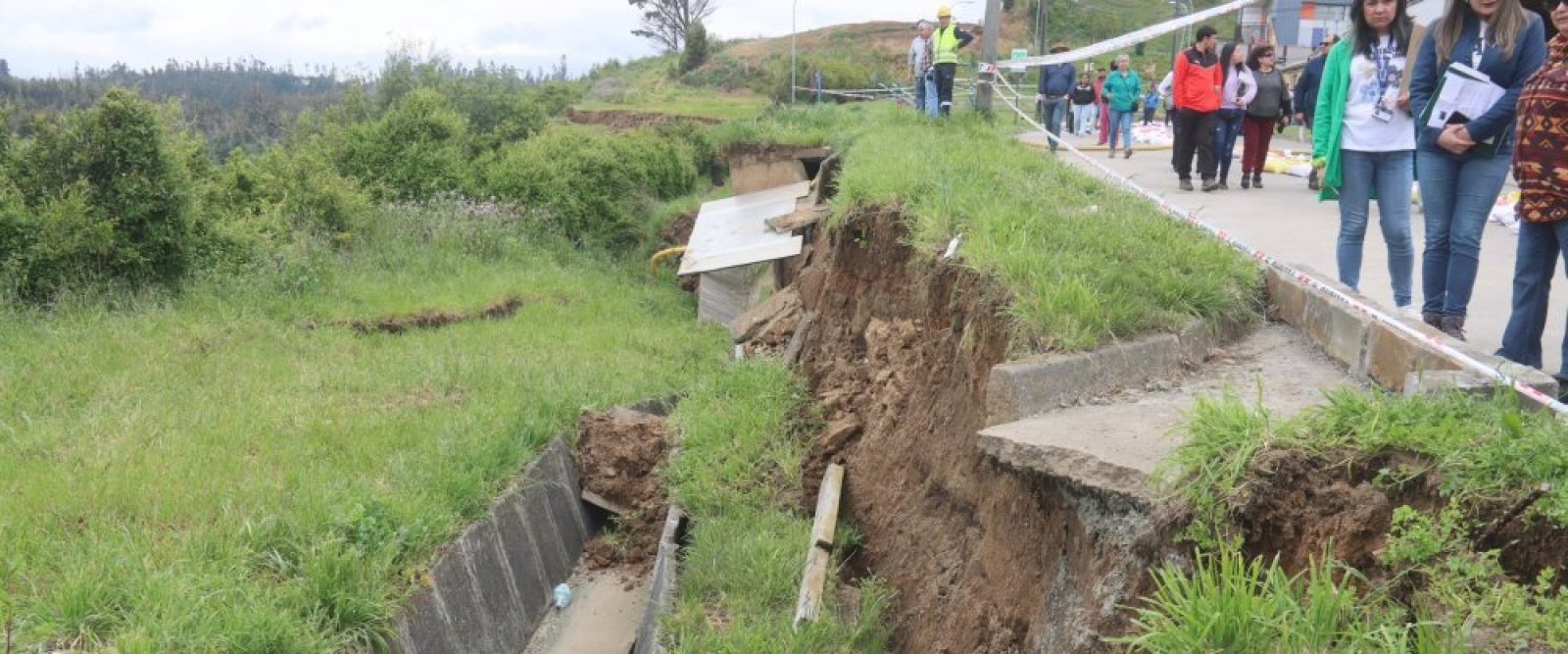 Anuncian evacuación de familias por socavón que amenaza viviendas en Arauco