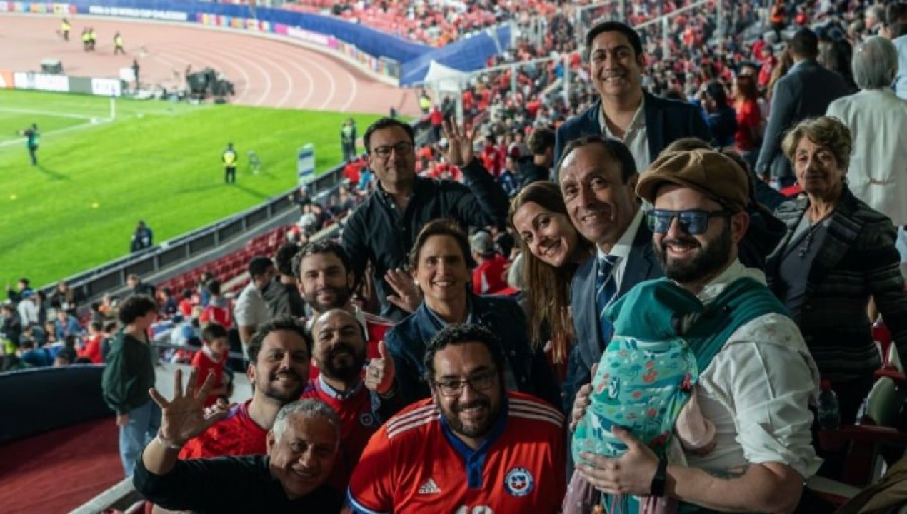 /magazine/un-buen-meme-dejo-boric-tras-su-paso-por-el-estadio-nacional